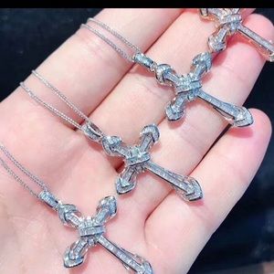Cross pendant necklace